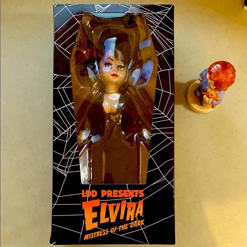 Living Dead Dolls Elvira Mistress of the Dark